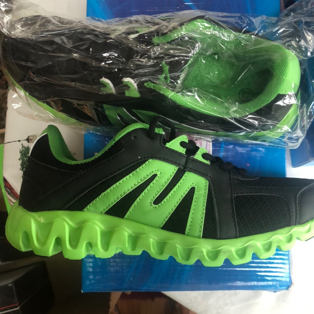 Air sneakers men’s Black and Green lace up